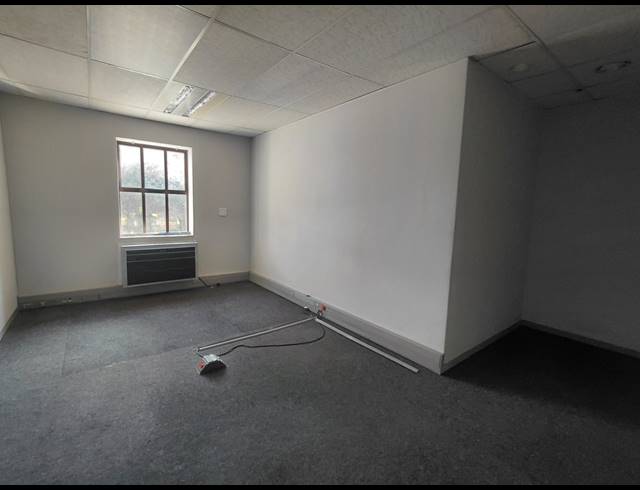 382M² OFFICE TO LET IN BRYANSTON